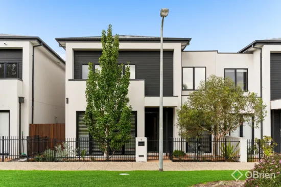 9 Fawkner Walk, Clyde North, Vic 3978