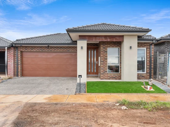 9 Maclaren Drive, Melton South, Vic 3338 - For Rent