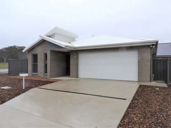 90 McLaren Boulevard, Thurgoona, NSW 2640