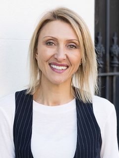 Julia Baggio - Real Estate Agent