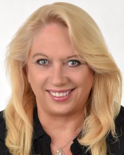 Julie  Alexander - Real Estate Agent