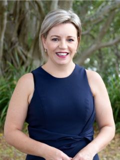 Kelly Isaacs - Real Estate Agent