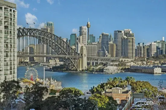 Modern One-Bedroom + Study/Nursery Apartment in Prime North Sydney Location