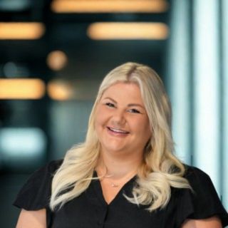Lizzie Cox - Real Estate Agent