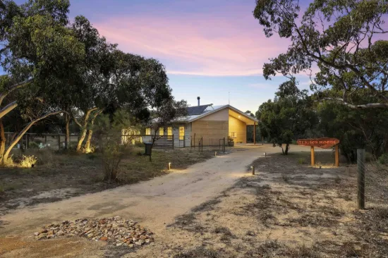 Perfect Retreat on acreage among the Gum Trees for nature lovers