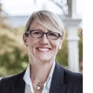 Julia Saunders - Real Estate Agent