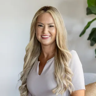 Isla Czarnota - Real Estate Agent