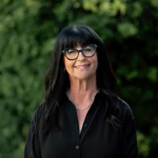 Nicole Dakis - Real Estate Agent