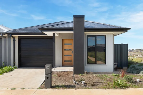 28 kingia street, Cobblebank, Vic 3338