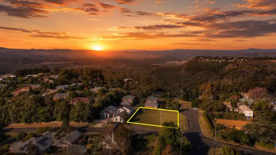 27 Warana Avenue, Mount Lofty, Qld 4350