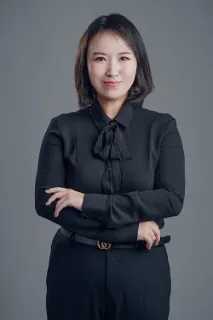 Robyn (Lingyun)  Bao - Real Estate Agent