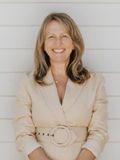 Sarah Sinclair - Real Estate Agent