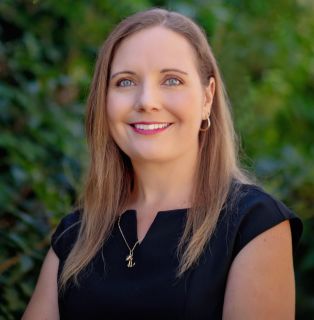 Stephanie Lelliott - Real Estate Agent