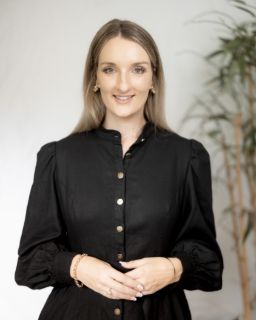Stephanie Ruth - Real Estate Agent