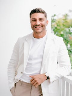 Tomas Mian - Real Estate Agent