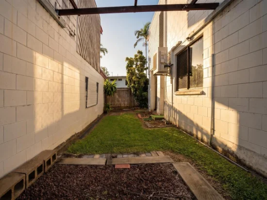 1/10 Carnation Drive, Mooroobool, Qld 4870-Image