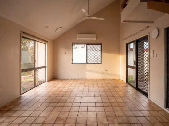 1/10 Carnation Drive, Mooroobool, Qld 4870-Image