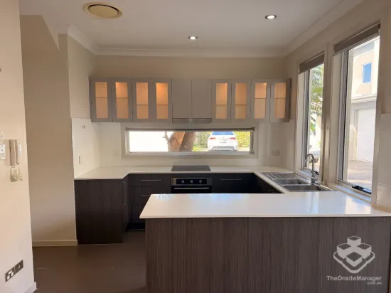 2/13 Chirn Crescent, Labrador, Qld 4215
