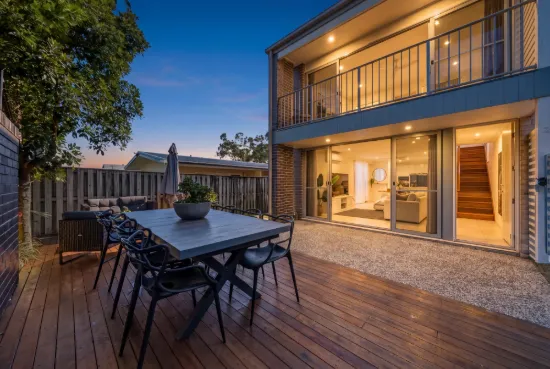 2/39 Gordon Street, Labrador, Qld 4215