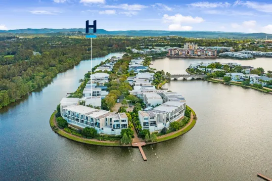 2/5036 Emerald Island Drive, Carrara, Qld 4211