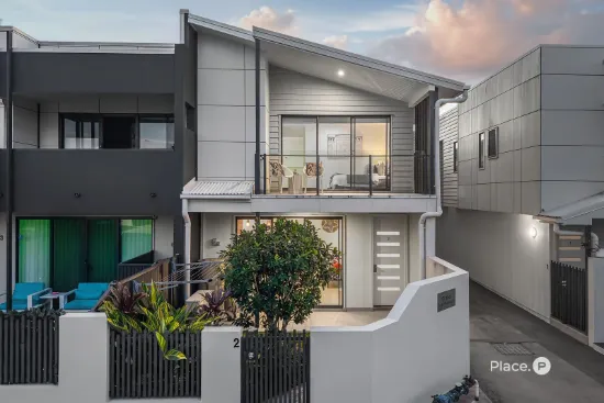 2/62 Dickenson Street, Carina, Qld 4152