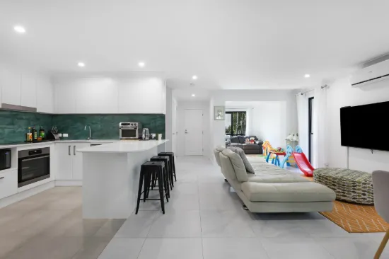 4/63 Muir Street, Labrador, Qld 4215
