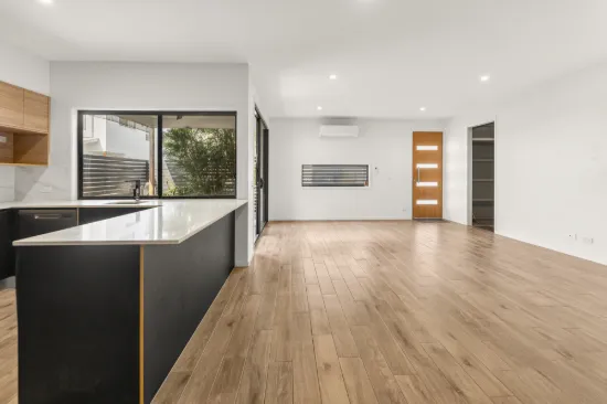 8/156 Whiting Street, Labrador, Qld 4215-Image