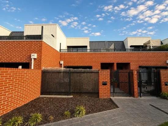 8 Valrena Way, Pakenham, Vic 3810