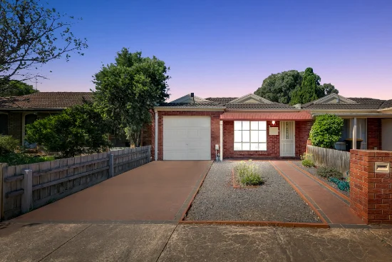 1/10 Connel Drive, Melton South, Vic 3338