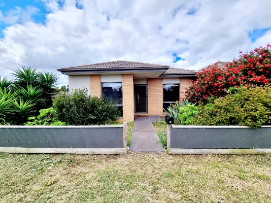 1/2 Elizabeth Street, Rockbank, Vic 3335 - For Rent