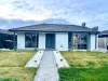 1/2 Rosscommon Pl, Seabrook, Vic 3028