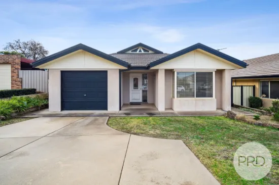 1/32 Avocet Drive, Estella, NSW 2650