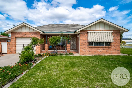 1/6 Bamarook Crescent, Glenfield Park, NSW 2650