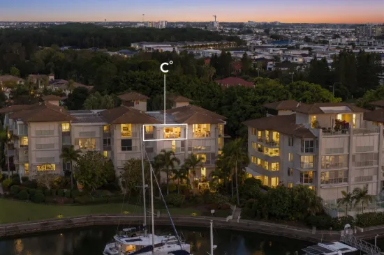 TOP FLOOR APARTMENT OVERLOOKING HOPE ISLAND MARINA