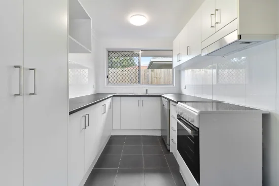 2/111 Muir Street, Labrador, Qld 4215