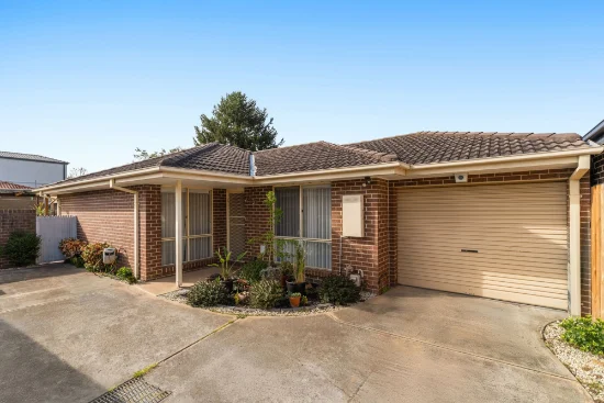 2/4 Greenlaw Crescent, Berwick VIC 3806 - For Sale