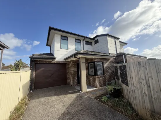 2/65 Huddersfield Road, Deer Park, Vic 3023