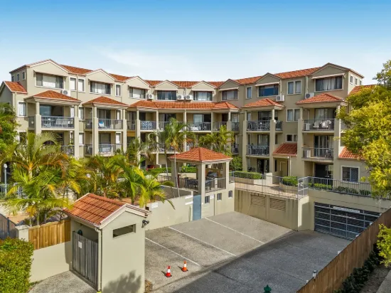 2/8-12 Whitby Street, Southport, Qld 4215
