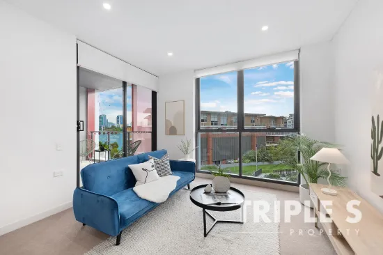 Private One-Bedroom + Study with Stunning Water & Pool Views in Meadowbank