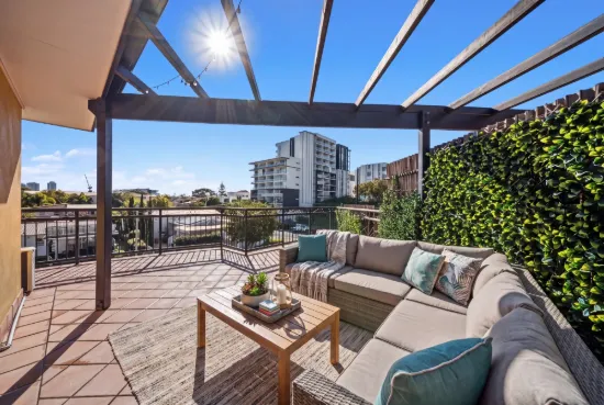 24/10-12 Bath Street, Labrador, Qld 4215
