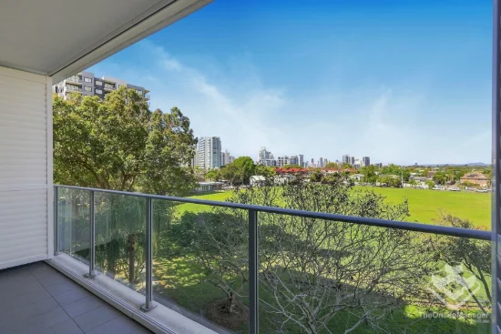 402/17 Bath Street, Labrador, Qld 4215