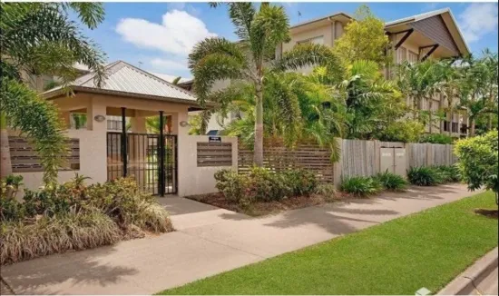 Centenary Waters/2-8 Centenary Close, Manoora, Qld 4870