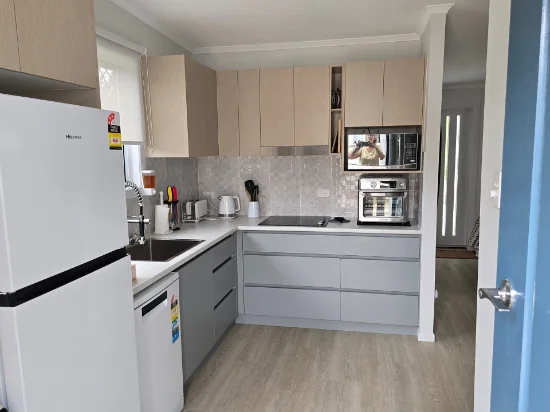 Granny flat,/25 Larsen St, Leichhardt, Qld 4305