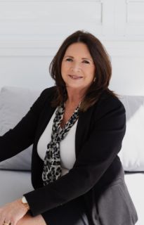 Vicki Lee - Real Estate Agent