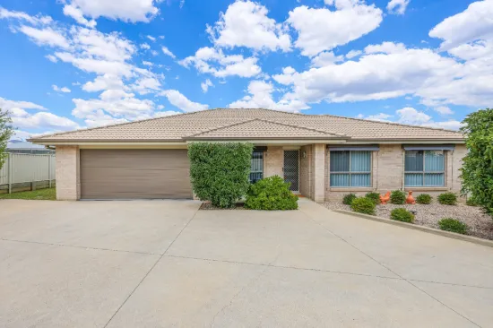 2/16 Lily Close, Kootingal, NSW 2352