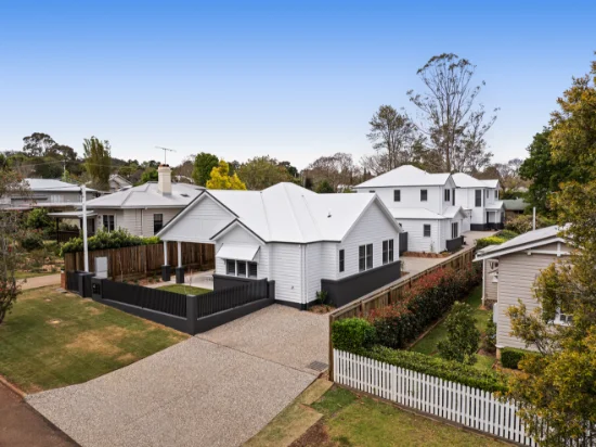 4 Wonderley Street, Mount Lofty, Qld 4350