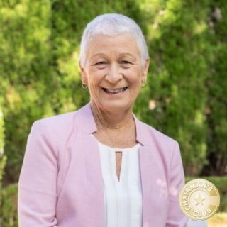 Carolyn  Wallis-Tomlins - Real Estate Agent