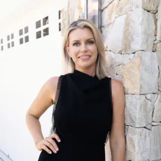 Zoe Hinton - Real Estate Agent